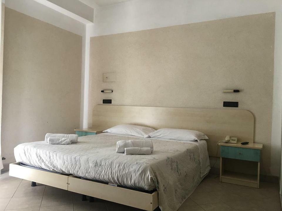 Hotel Saint Tropez Риччоне Экстерьер фото